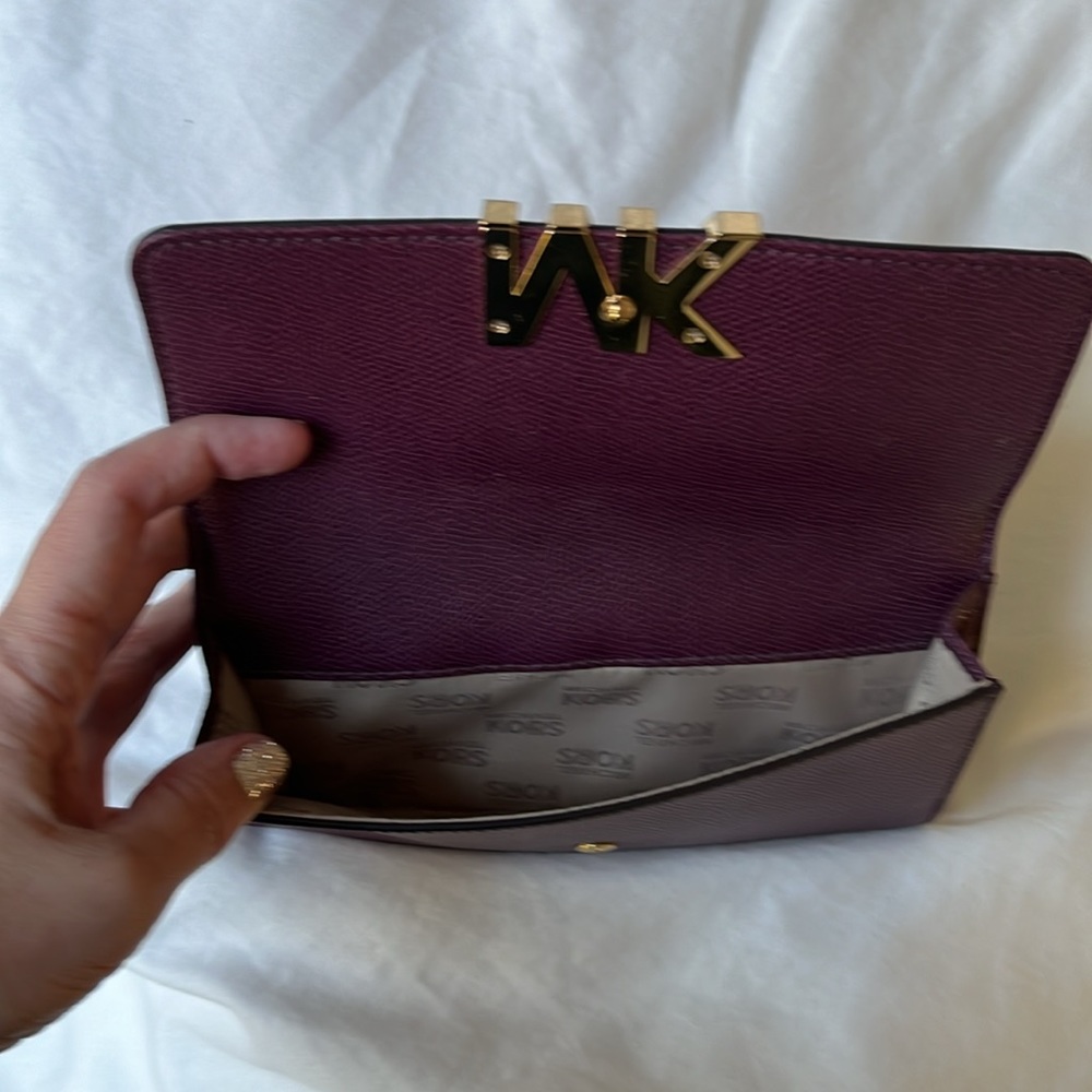 Michael Kors burgundy wallet with gold details. - Picture 4 of 4